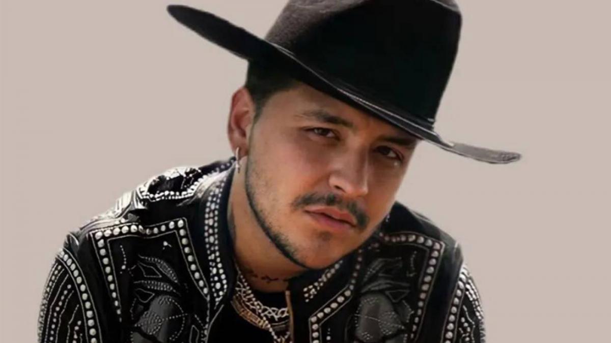 Christian Nodal explota contra fans que le aventaron hielos en un concierto: "Sácalos a la chin..." (VIDEO)