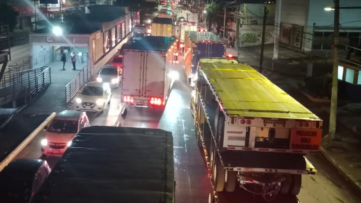 Manifestantes bloquean López Portillo; denuncian abuso contra menores en kinder de Ecatepec