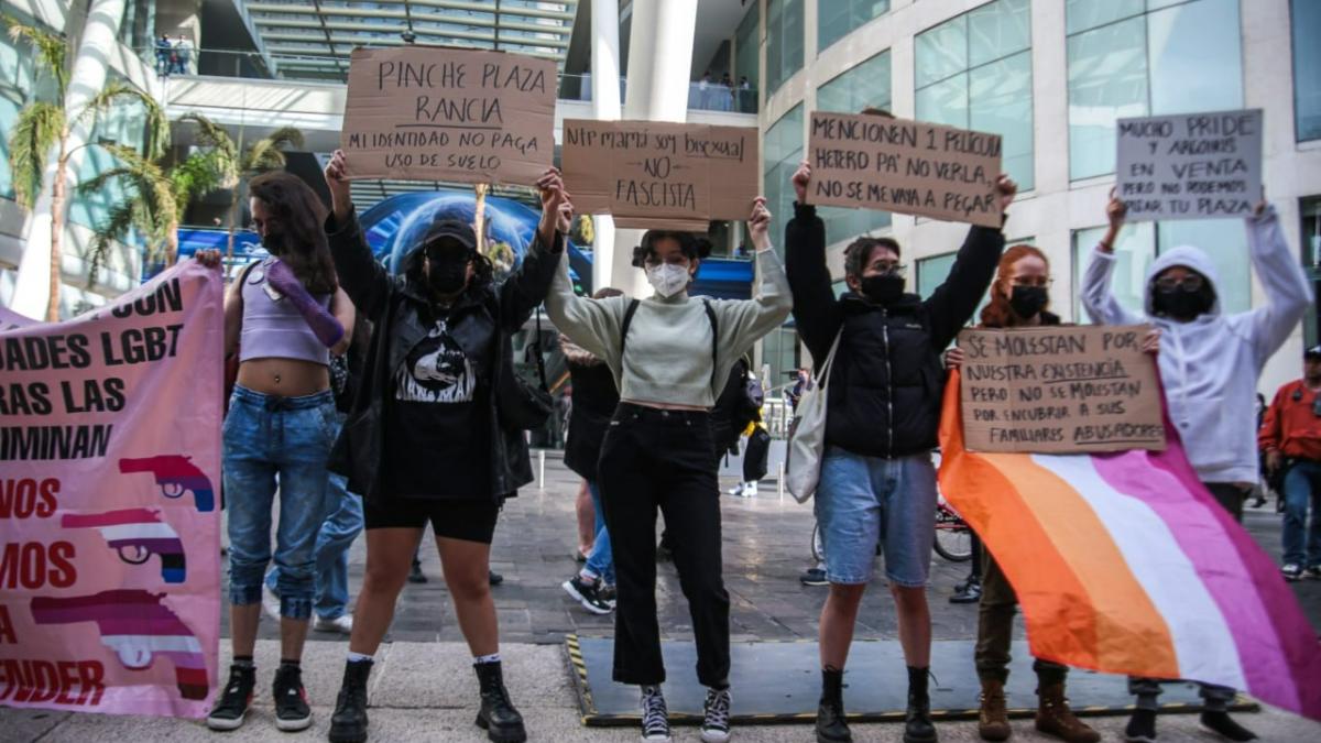 Protestan en Reforma 222 por actos lesbofóbicos y transfóbicos (FOTOS)