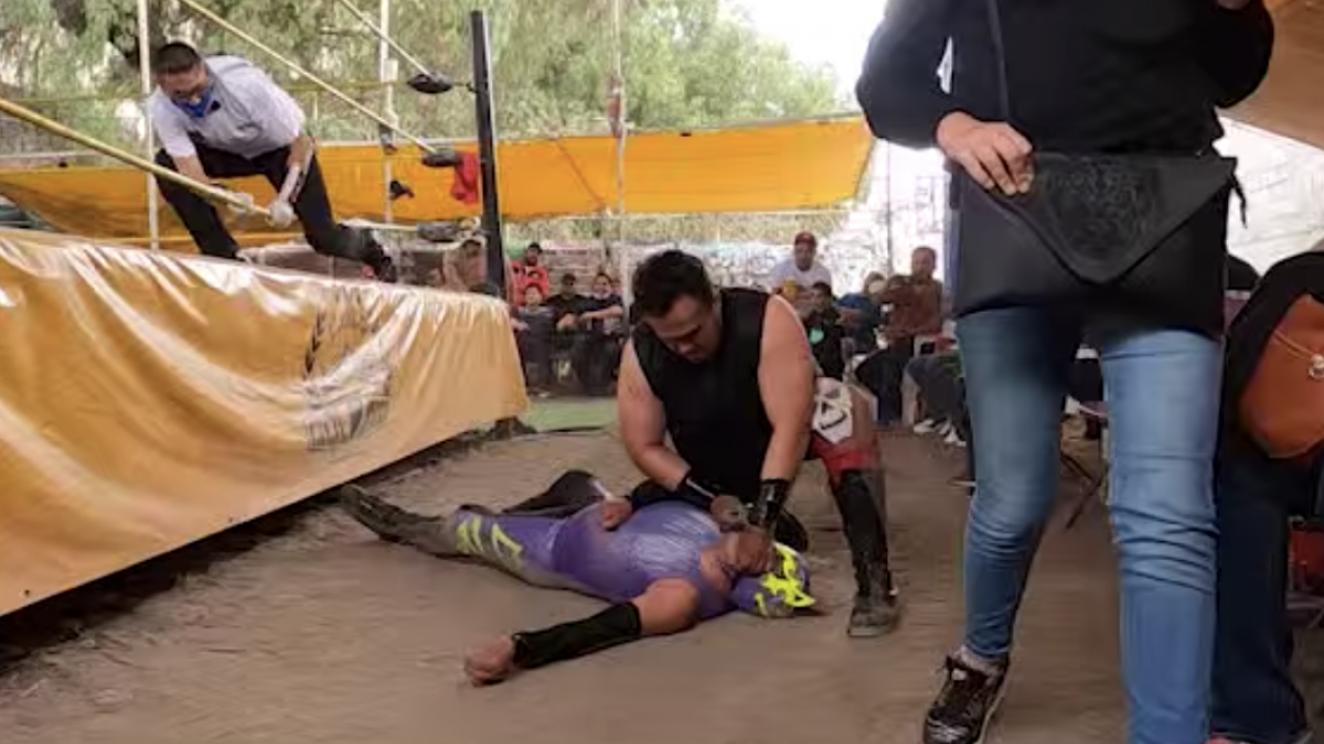 VIDEO: ¡Susto! Luchador se desvanece luego de que un rival cae encima de él