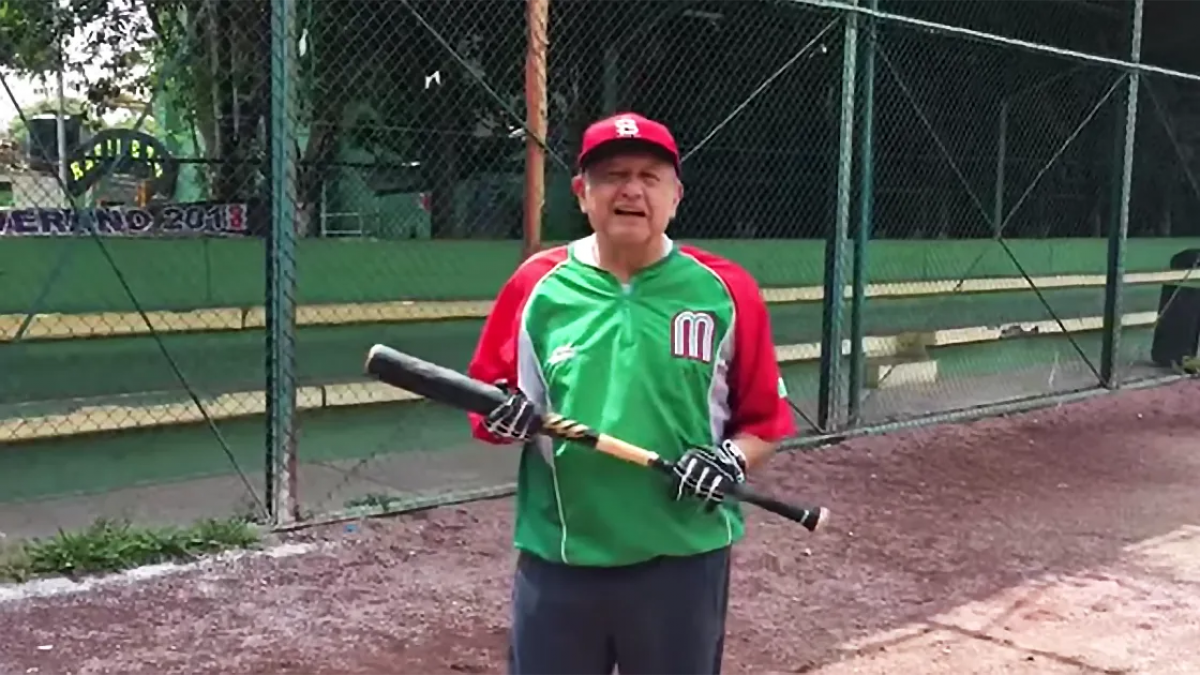 AMLO presume triunfo en juego de béisbol