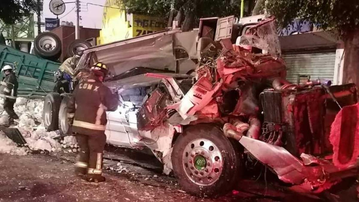 Tráiler cae del distribuidor vial Heberto Castillo en la CDMX; iba cargado de cebollas