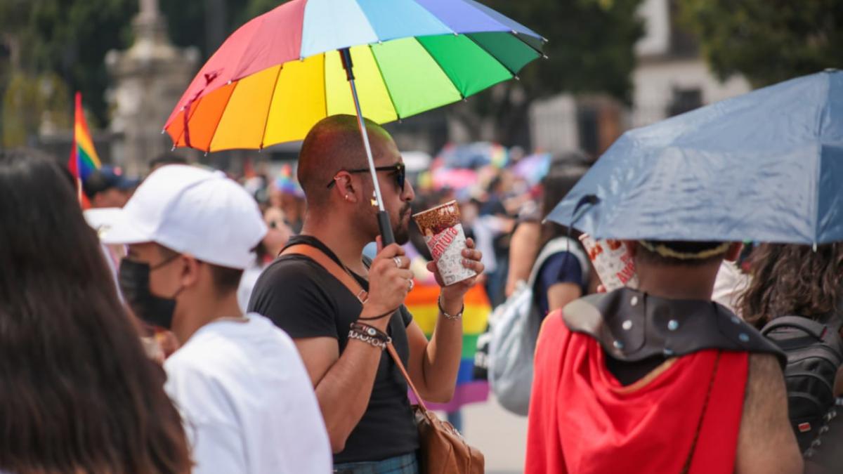 Jóvenes abarrotan bares, restaurantes y puestos de tacos tras Marcha LGBT+