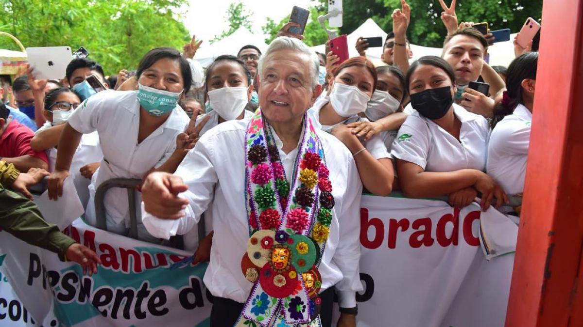 López Obrador supervisa caminos en La Montaña de Guerrero