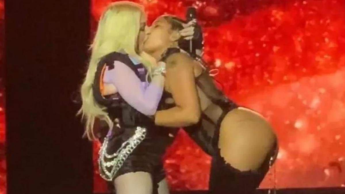 Madonna y Tokischa se dan tremendo beso en concierto para celebrar el orgullo LGBT+ (VIDEO)