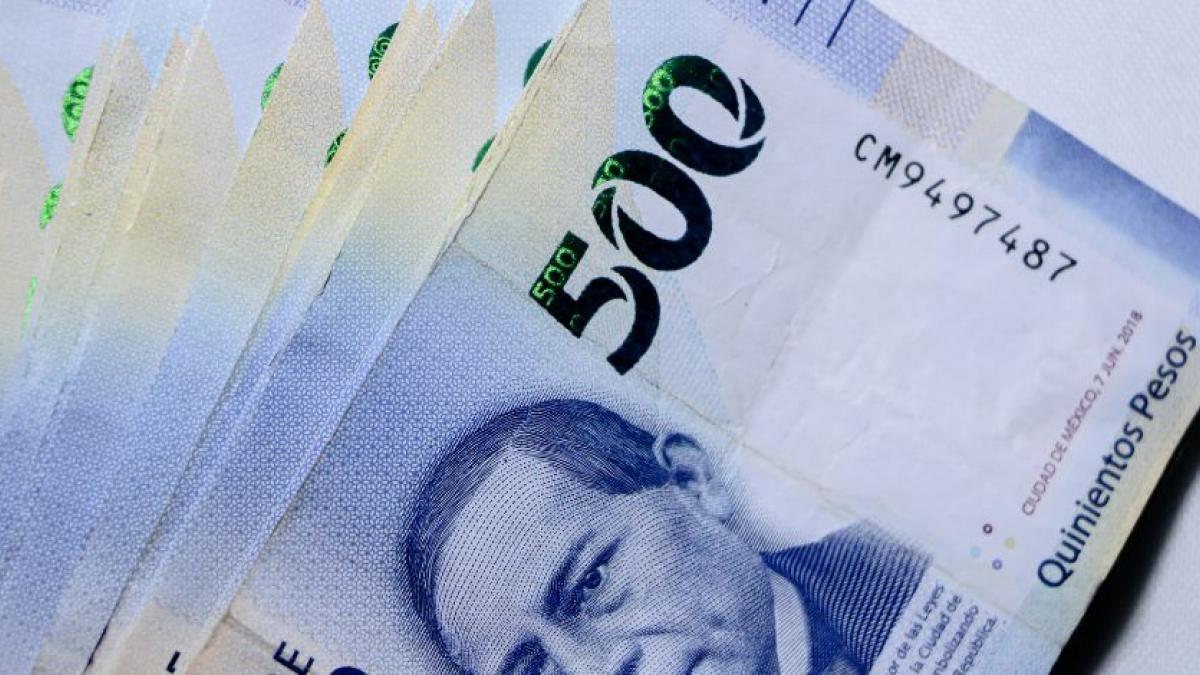 Policía encuentra varios billetes en un cajero automático de Iztacalco y los resguarda