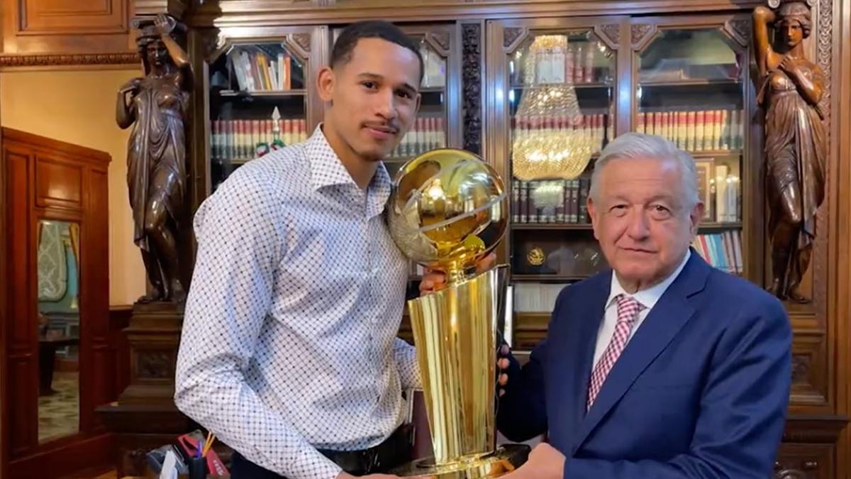 NBA: "¡Viva México!" AMLO convive con el campeón Juan Toscano (VIDEO)