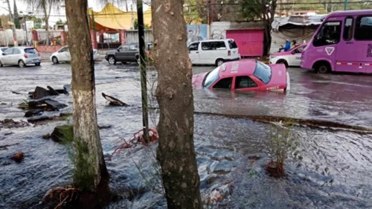 Megafuga de agua ocasiona socavón y afecta unidad habitacional en Iztapalapa; reparación tomará 60 horas