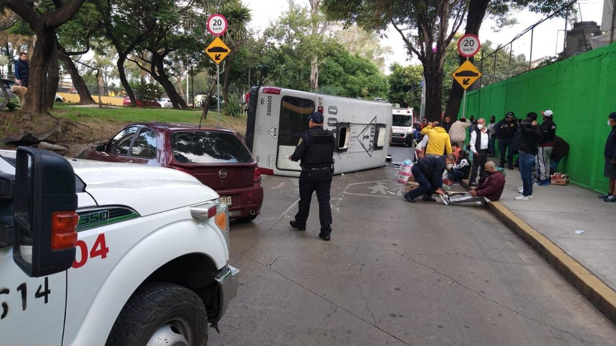 Microbús pierde el control y vuelca en Iztapalapa; reportan 11 personas lesionadas