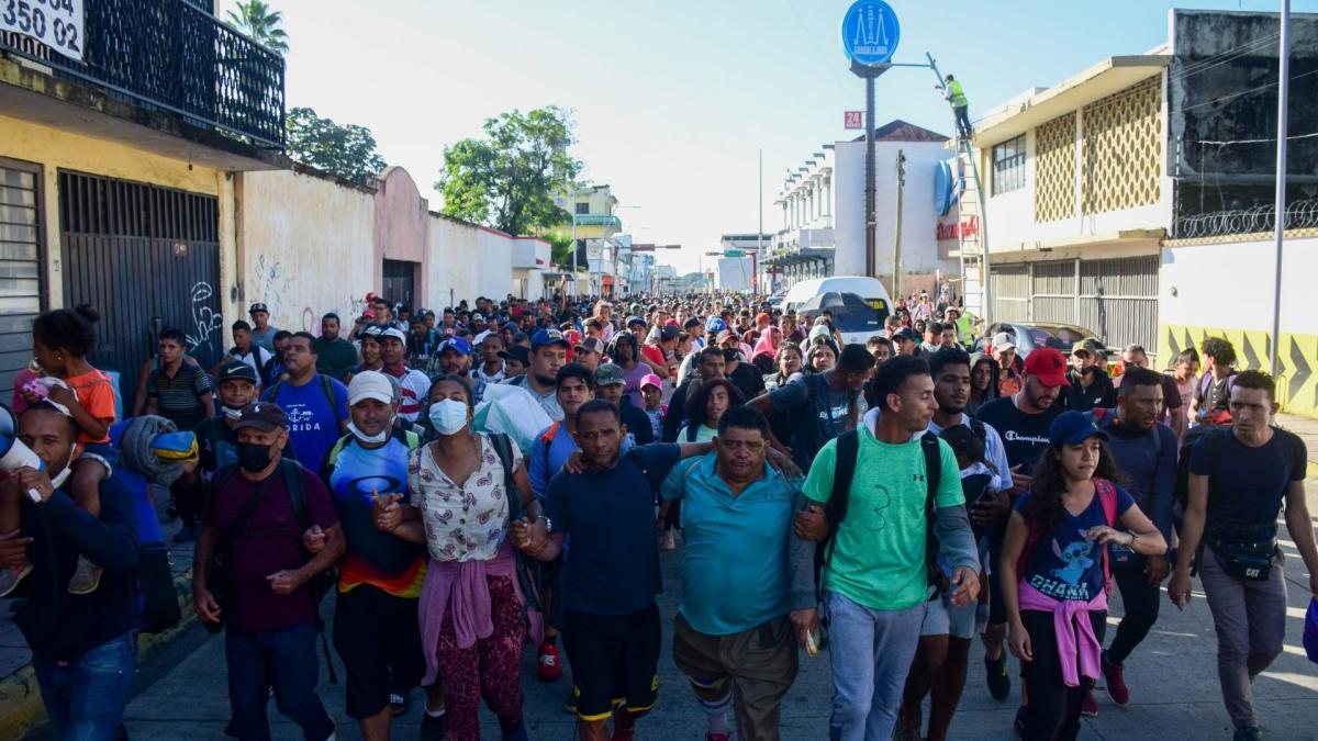 Protestan 3 mil migrantes en sede del INM en Chiapas; exigen atención