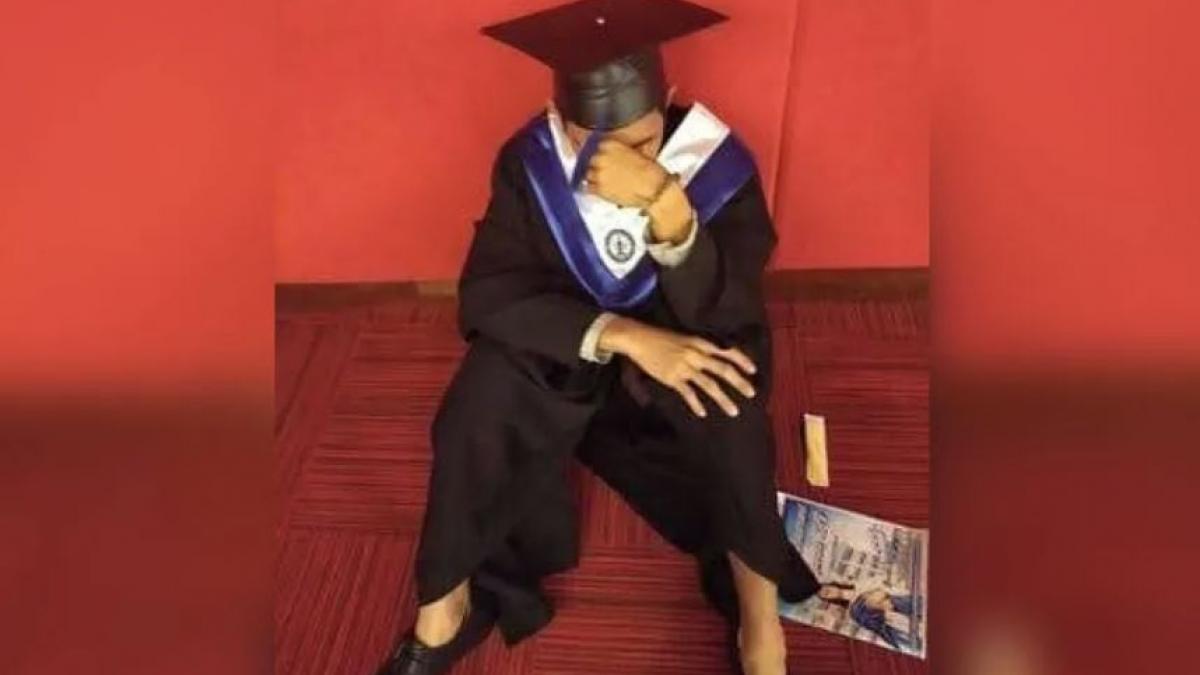 Joven llora devastado porque nadie de su familia fue a su graduación: "espero haberlos enorgullecido"