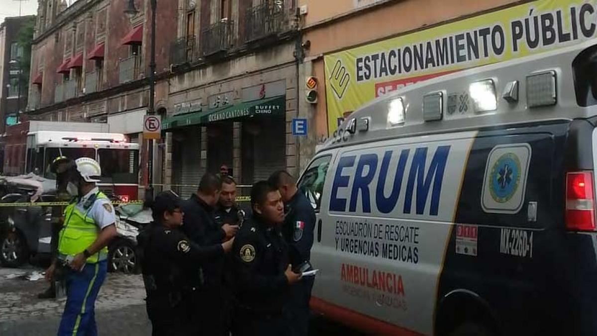 Camioneta cae desde la azotea de un estacionamiento en el Centro; una persona pierde la vida