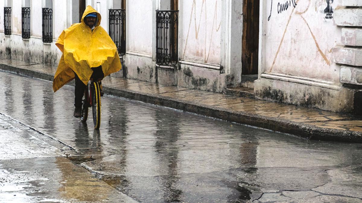 Huracán Bonnie pone en alerta a 10 entidades