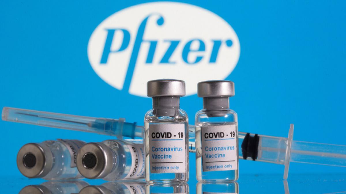 Pfizer sí, Astra no; perfila Cofepris venta de vacunas