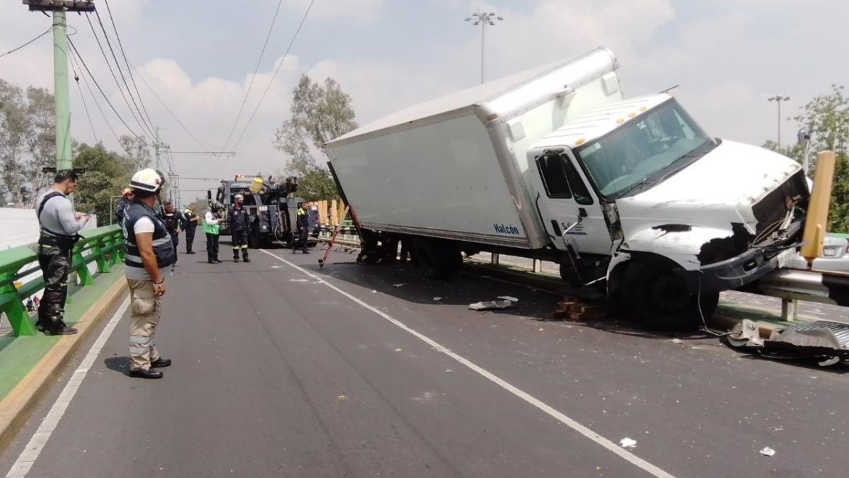 Camión de carga se impacta en muro de contención en Taxqueña; genera caos vial