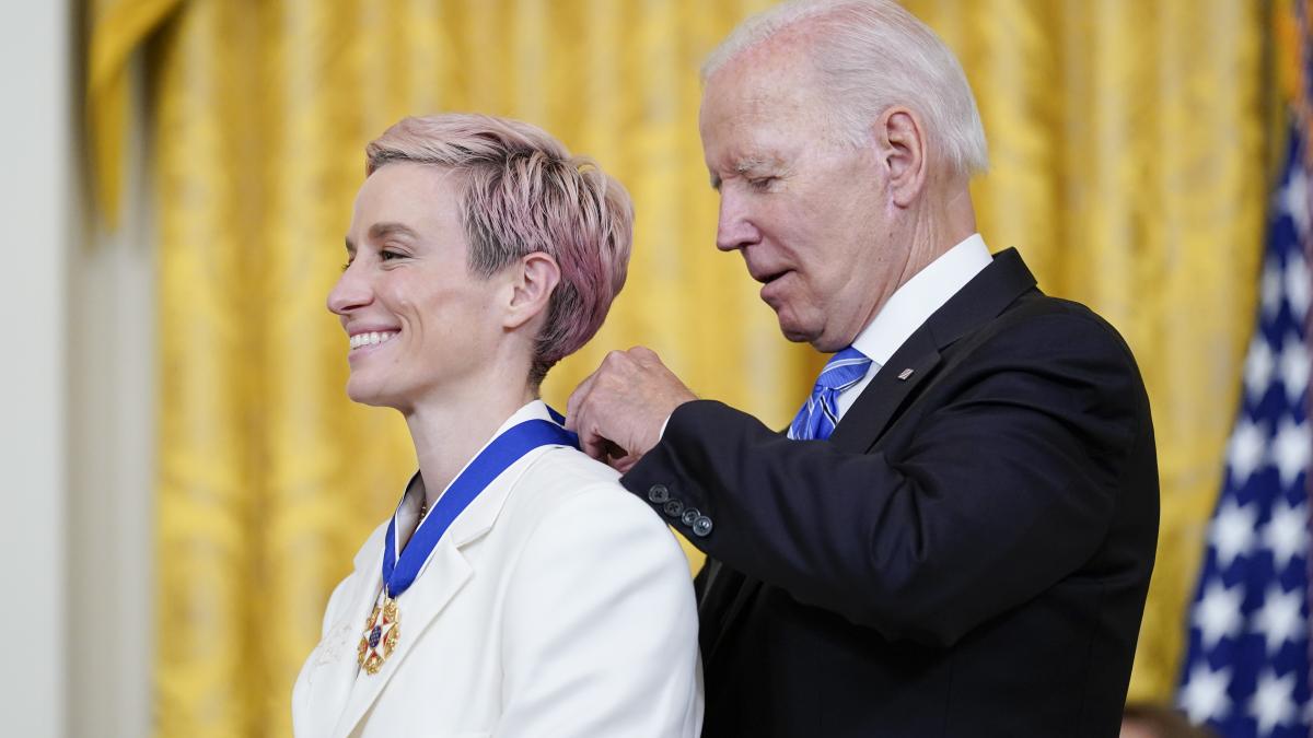 Megan Rapinoe recibe medalla presidencial de la libertad de parte de Joe Biden