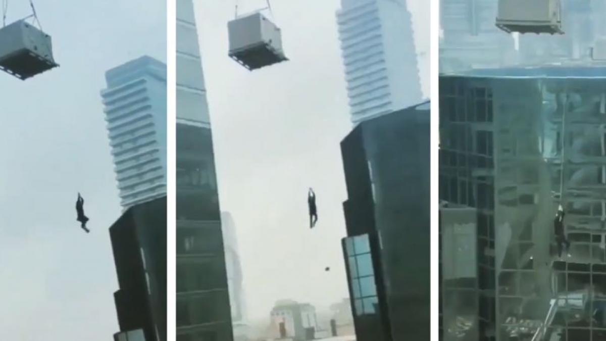 Trabajador queda colgado de una grúa en lo alto de un edificio en construcción (VIDEO)