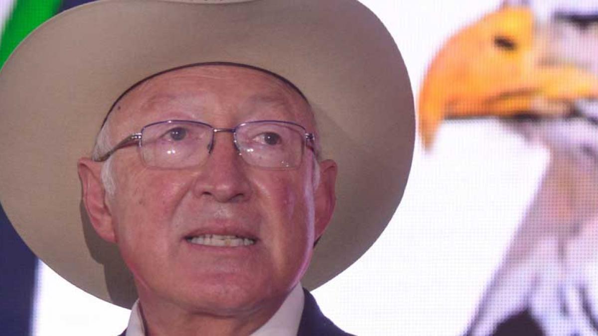 Ken Salazar defiende su posición frente a AMLO tras críticas