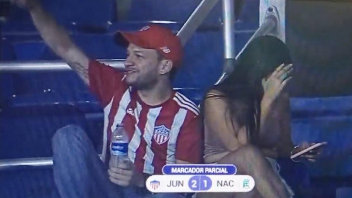 VIDEO: ¿Infieles? Mujer en estadio de futbol se esconde cuando la toma la cámara y se hace viral