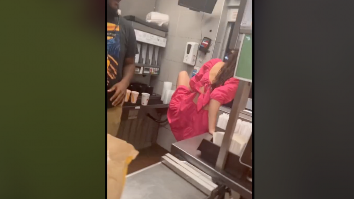 Mujer entra por la ventanilla de autoservicio en McDonald's para prepararse su propia orden