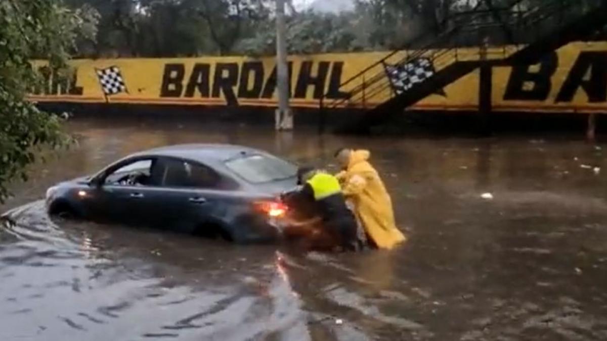 Fuertes lluvias provocan corrientes de agua e inundaciones en la CDMX