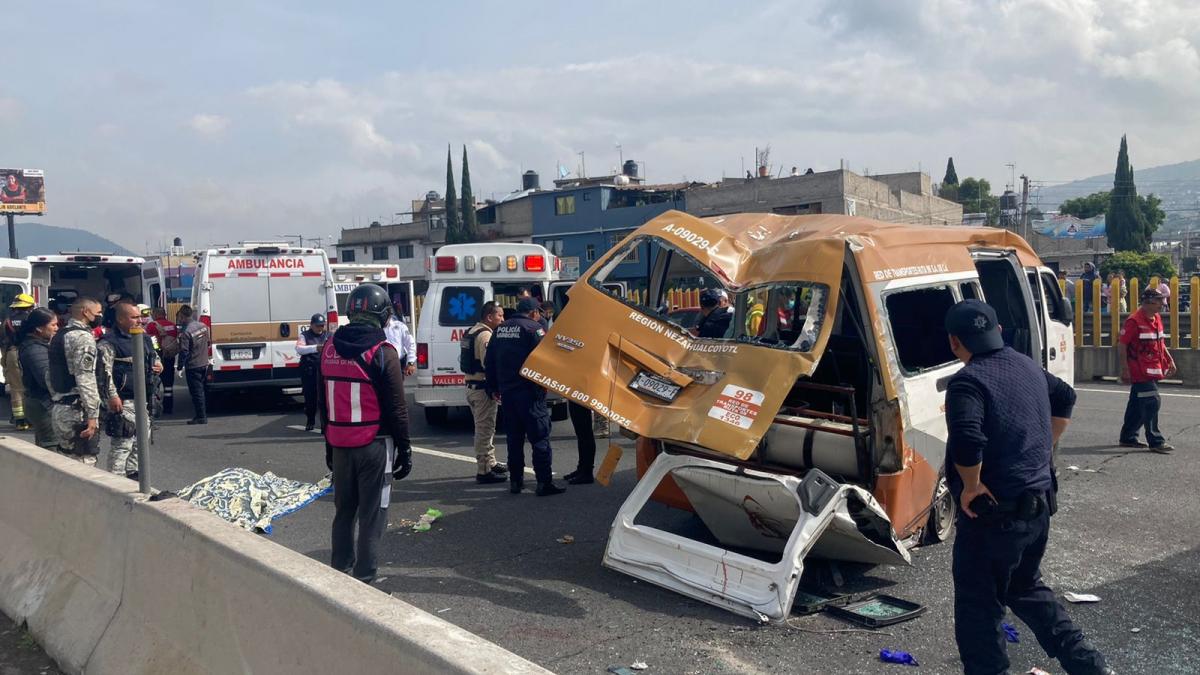 Volcadura de combi deja un muerto y 16 heridos en la autopista México-Puebla