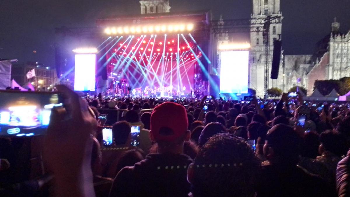 La Maldita Vecindad prende a sus fans en el Zócalo