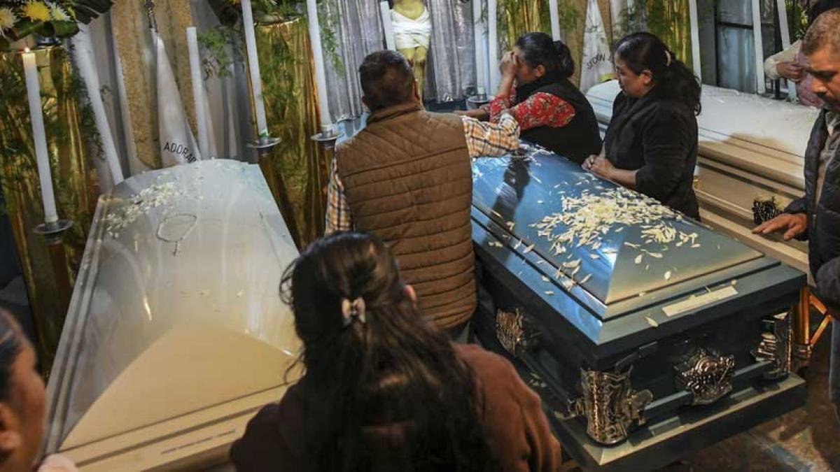 Realizan funerales en México por migrantes muertos en Texas