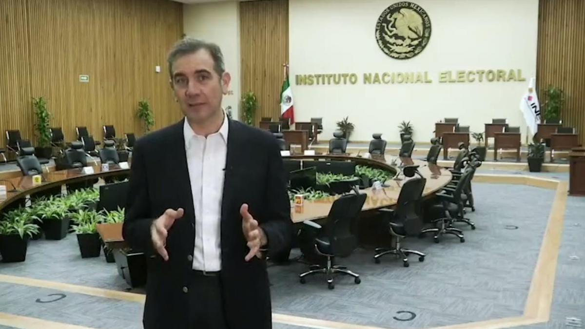 Lorenzo Córdova destaca reutilización de mil 334 toneladas de papelería electoral para la producción de libros de texto