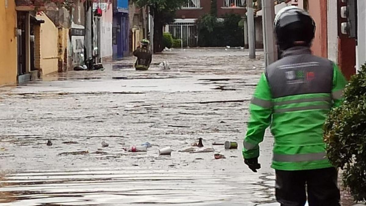 Lluvias dejan inundaciones en Santa Cruz Xochitepec, Xochimilco