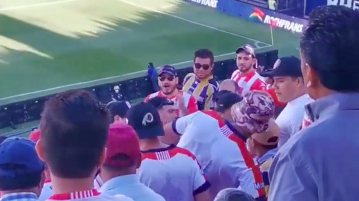 VIDEO: Aficionados de Atlético de San Luis y Monterrey se enfrascan en una fuerte riña