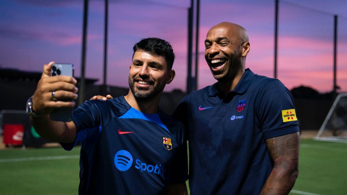 Barcelona: "Kun" Agüero regresa a los entrenamientos y se encuentra a Thierry Henry (VIDEO)