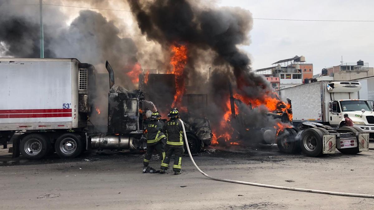 Se incendian dos tractocamiones en la alcaldía Iztapalapa