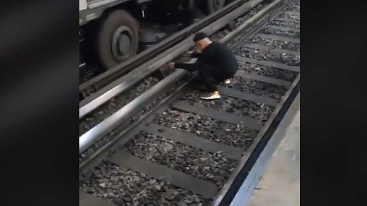 Joven baja a las vías del Metro para “bailar”; reprueban su acción en redes (VIDEO)