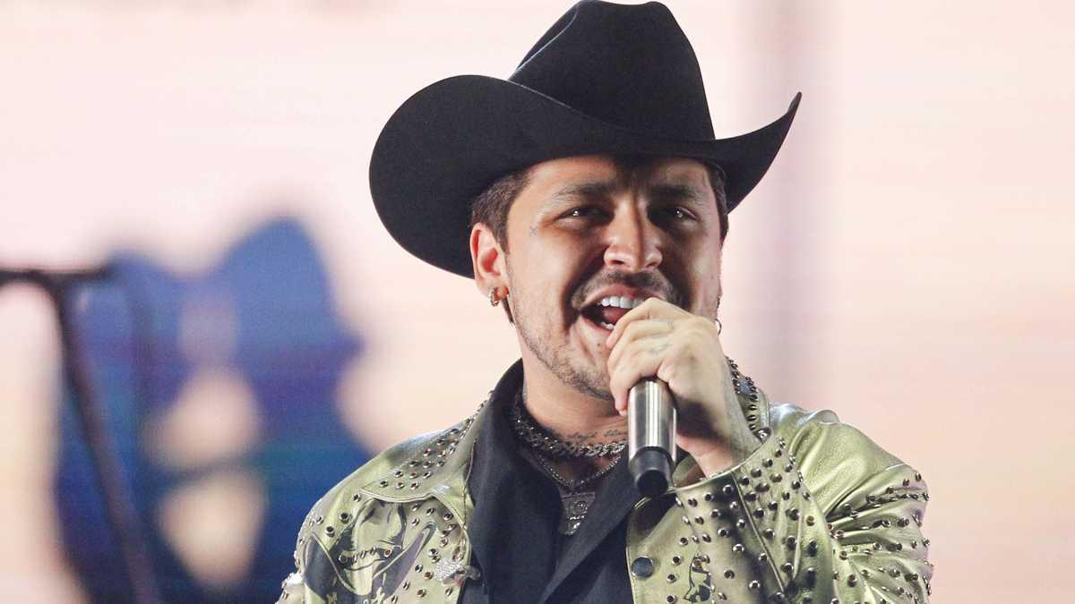 Christian Nodal promete pagar cirugía de una fan y luego la bloquea (VIDEO)