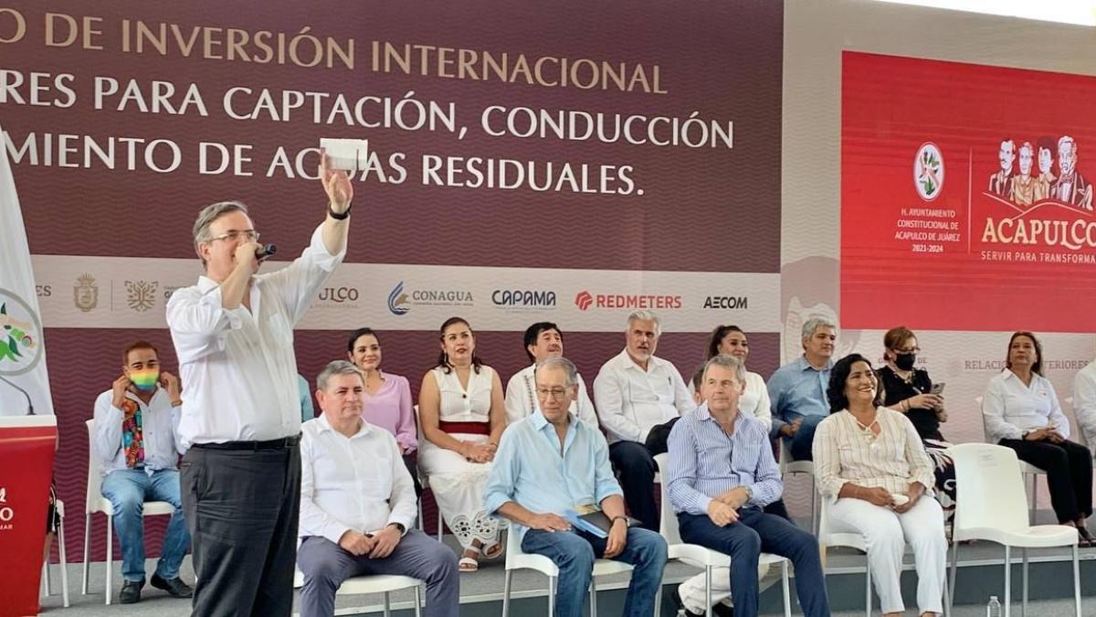 Ebrard llama a convertir Acapulco en la bahía más limpia del continente