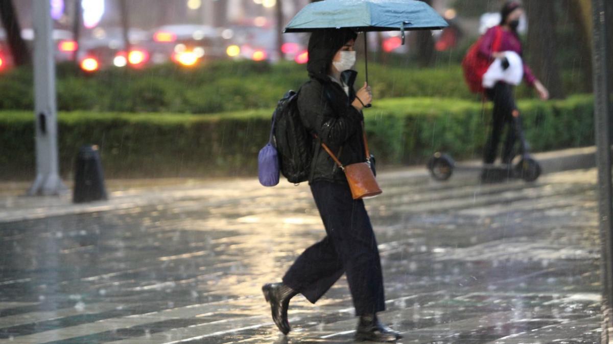 Llueve en varias alcaldías de CDMX; Metro presenta avance lento