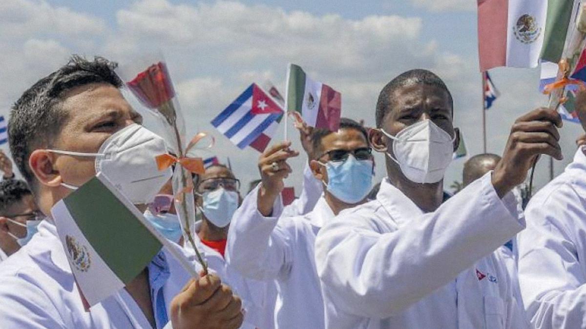 Médicos cubanos van a ganar lo mismo que los mexicanos, asegura AMLO