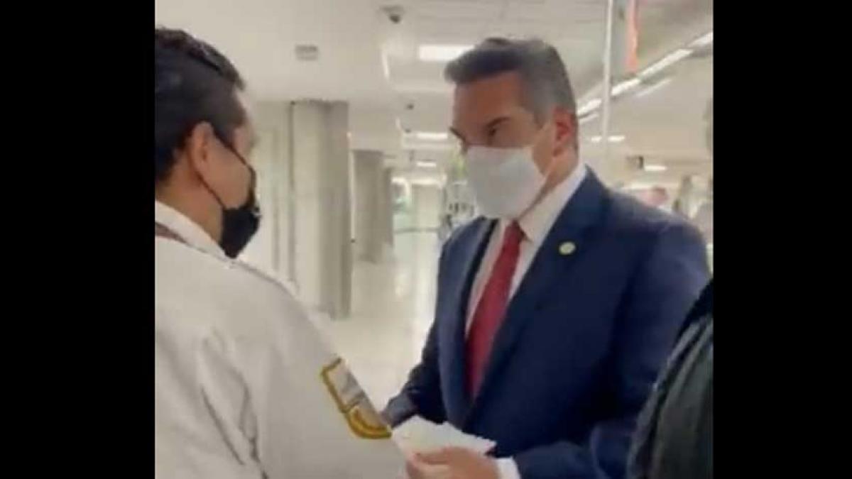 Retienen de nueva cuenta a “Alito” en el AICM; acusa “intimidación y amedrentamiento” (VIDEOS)