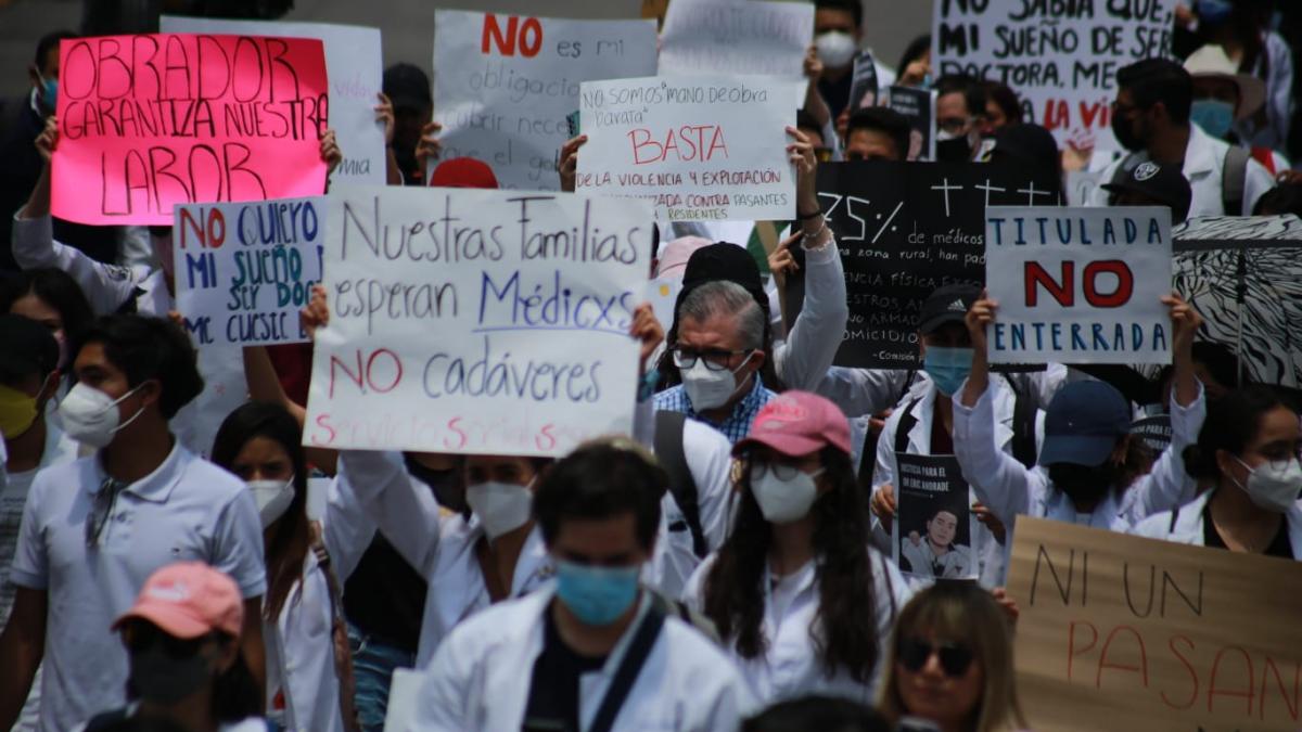 Estudiantes de medicina marchan al Zócalo para exigir seguridad