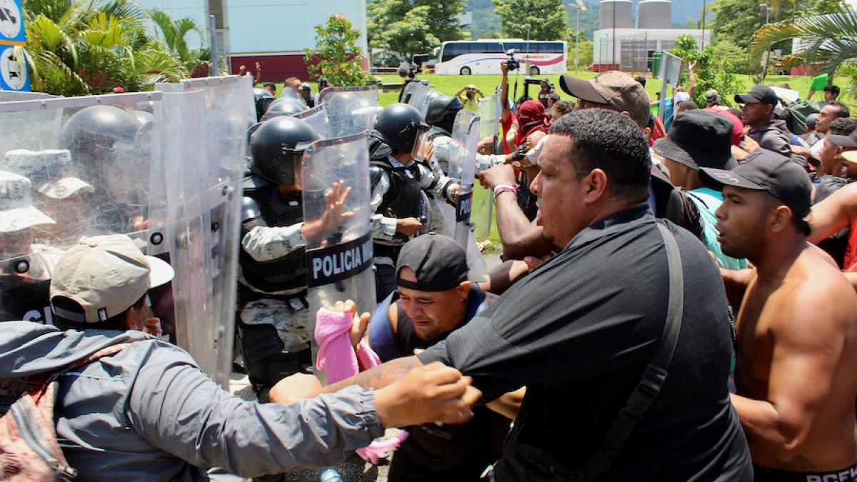 Sube de tono protesta de migrantes en Huixtla