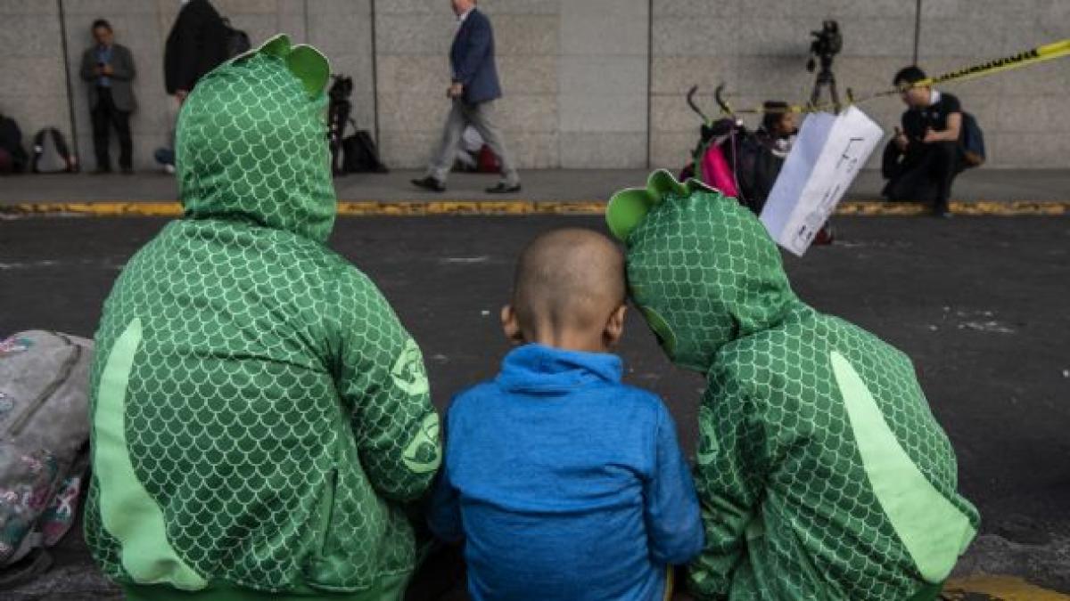 Padres de menores con cáncer protestan en CDMX por desabasto de medicamentos