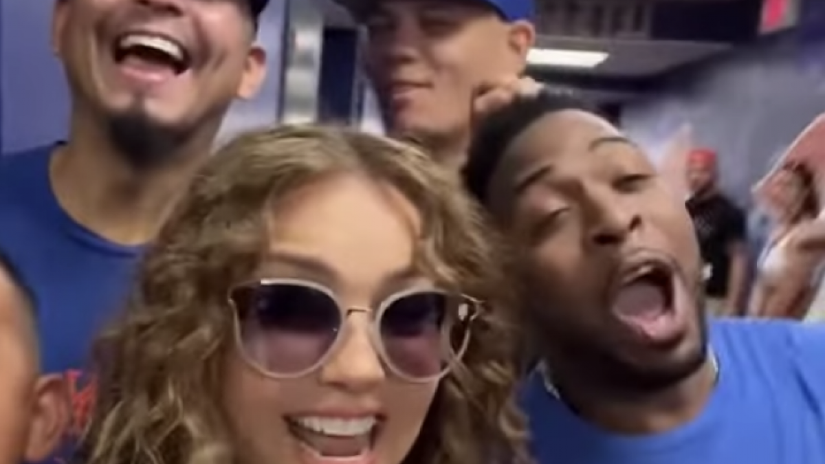 VIDEO | MLB: Thalía le jala el cabello a una estrella de la MLB mientras posaba para una foto