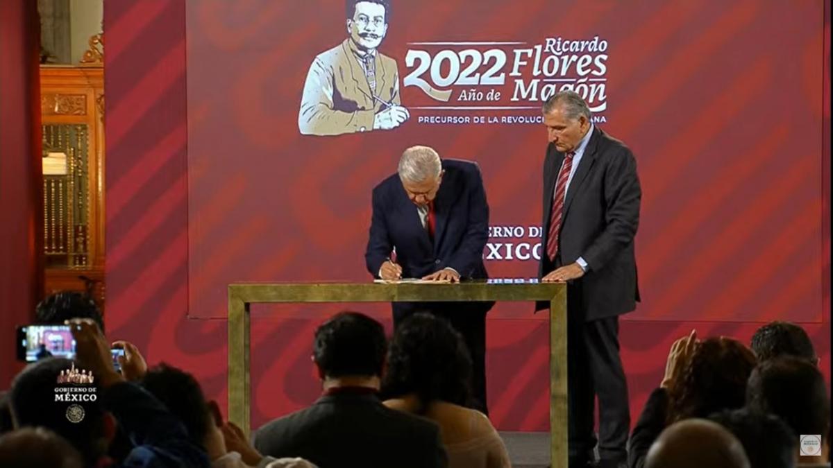 AMLO garantiza agua para NL en los siguientes 10 años; firma decreto