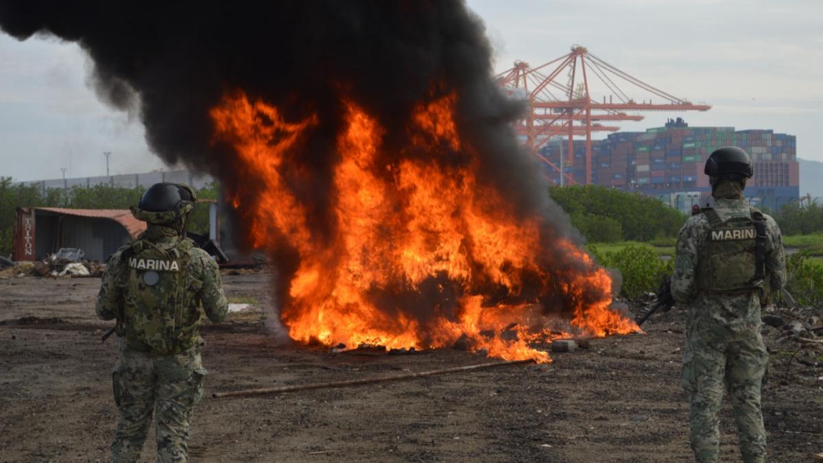 Marina y FGR incineran un mil 393 kilos de clorhidrato de cocaína en Manzanillo, Colima