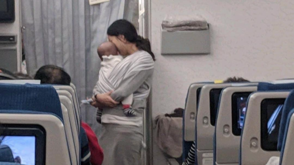 Madre regala tapones para los oídos a pasajeros de un vuelo, como disculpa por si su bebé llora