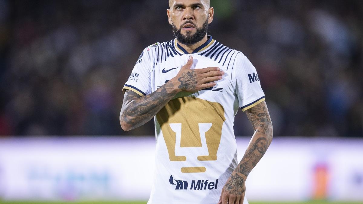 PUMAS: Dani Alves presume especial foto con Goyo, mascota de los universitarios