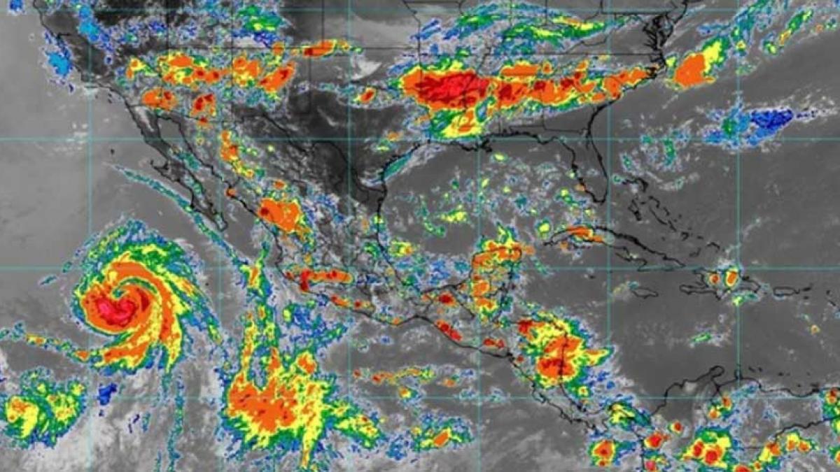 Lejos de las costas mexicanas, "Frank" se intensifica a huracán categoría 1