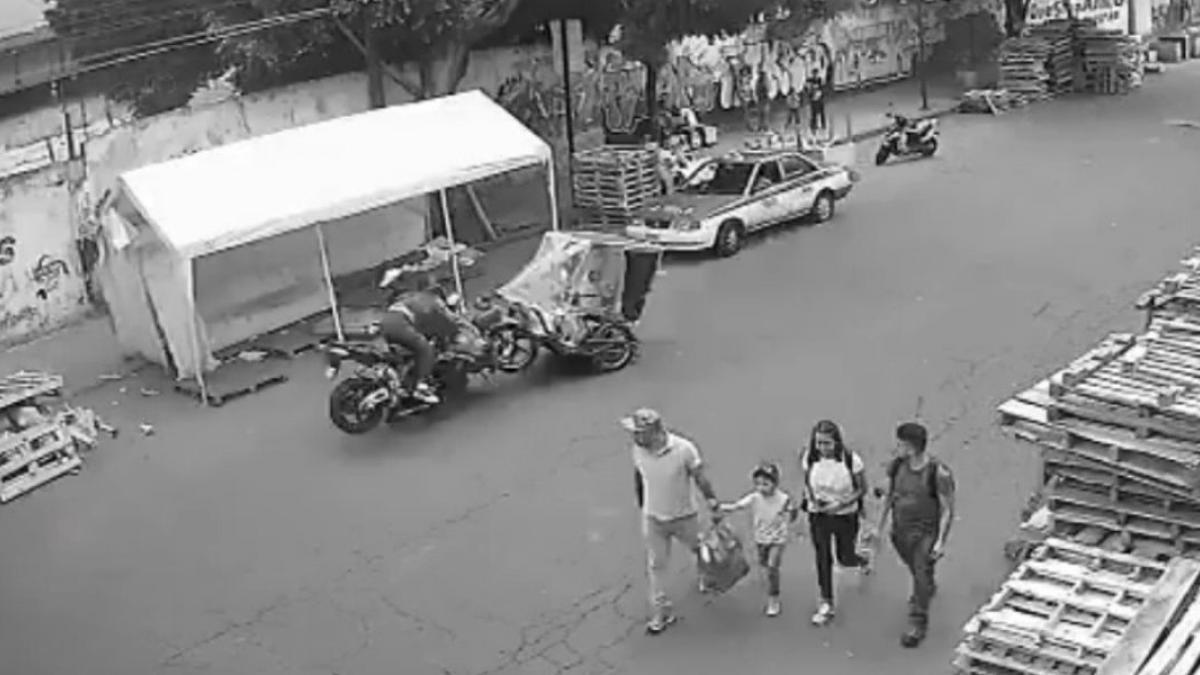 Así fue el fuerte choque entre dos motos en Azcapotzalco (VIDEO)