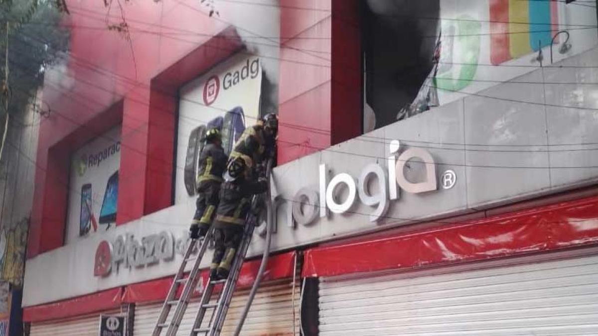 Incendio en la Plaza de la Tecnología moviliza a los servicios de emergencia; 2 locales quemados (VIDEO y FOTOS)